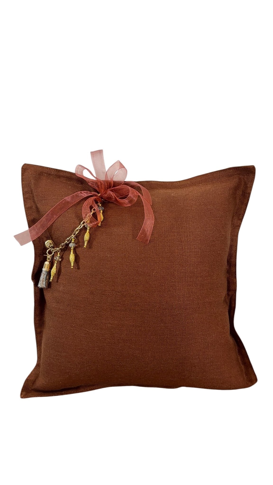 Coussin en lin marron rouille pampille signature MIYA ornée de poids Ashanti et perles, création artisanale bohème