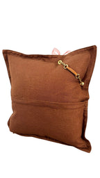 Coussin décoratif en lin marron rouille vu de dos avec pampille signature MIYA ornée de poids Ashanti et perles dorées