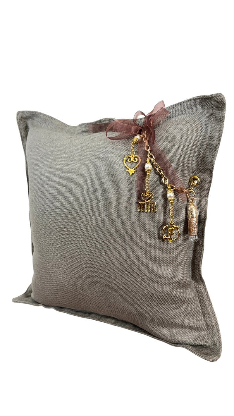 Coussin décoratif en lin taupe avec pampilles dorées, perles et ruban brun rosé – collection Marrakech MIYA