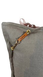 Coussin en lin taupe MIYA avec pampilles dorées et ruban brun rosé vue dos