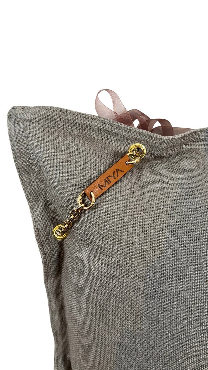 Coussin en lin taupe MIYA avec pampilles dorées et ruban brun rosé vue dos
