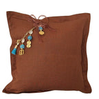 Coussin décoratif MIYA en lin lourd terracotta, fabriqué artisanalement en France, avec pampille signature MARRAKECH No.49