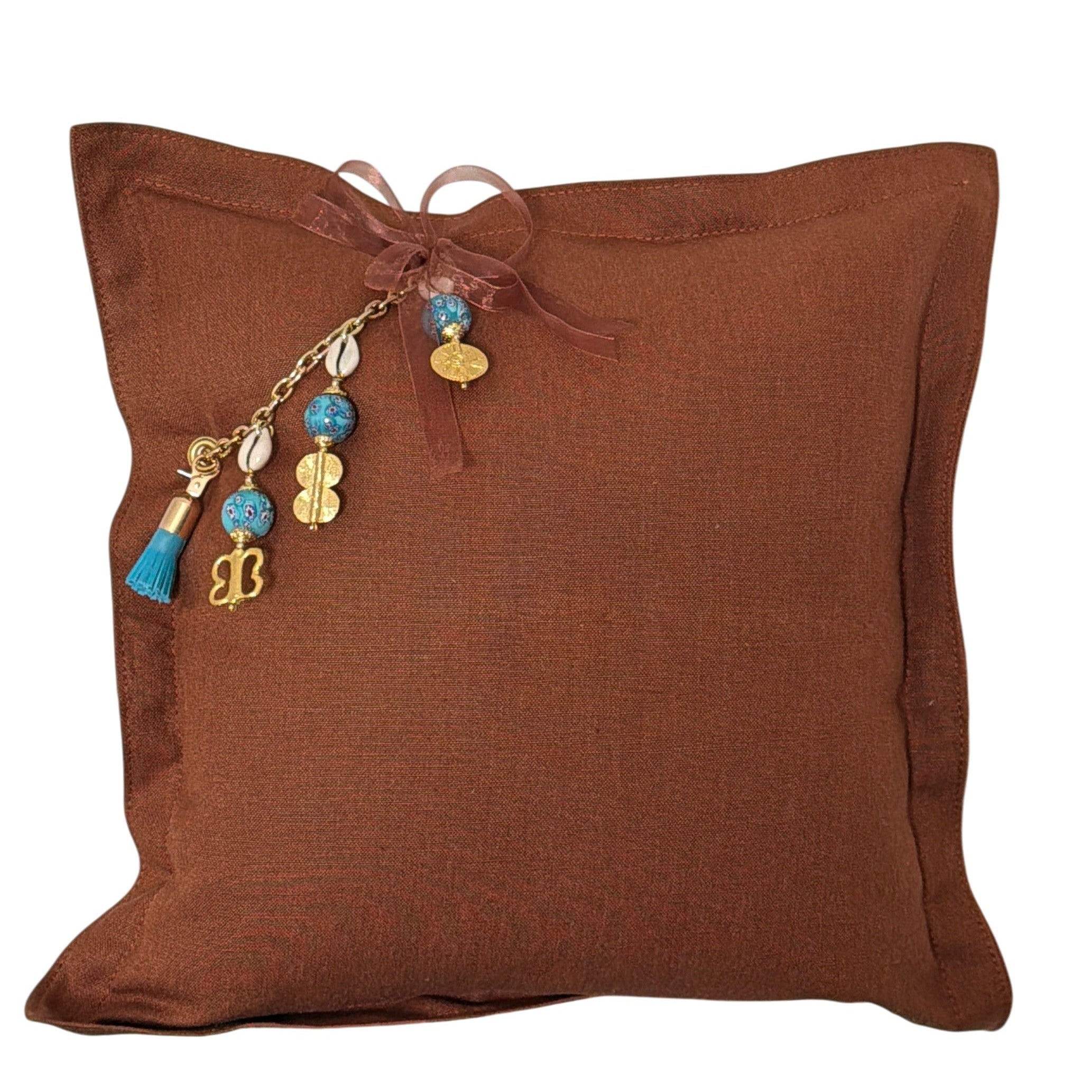 Coussin décoratif MIYA en lin lourd terracotta, fabriqué artisanalement en France, avec pampille signature MARRAKECH No.49