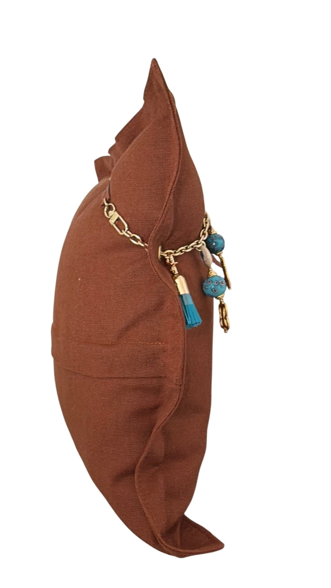 Vue latérale du coussin décoratif MIYA en lin lourd terracotta avec pampille signature MARRAKECH No.49, mettant en valeur son volume, sa tenue structurée et ses détails artisanaux.