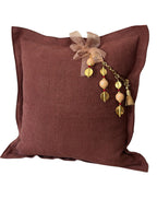 Counssin en lin terracotta MIYA perles chair et poids Ashanti. Vie de face