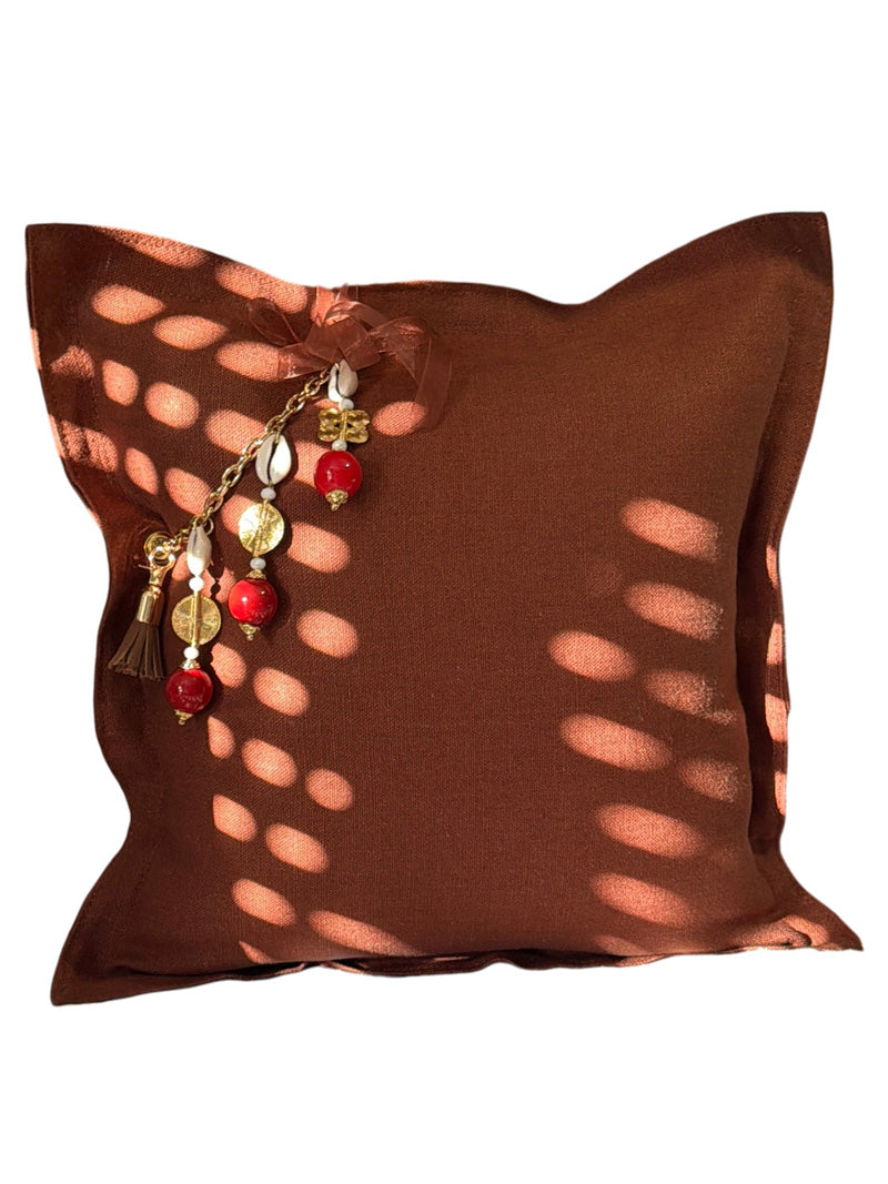 Coussin en lin terracotta MARRAKECH No.86 et pampille signature MIYA