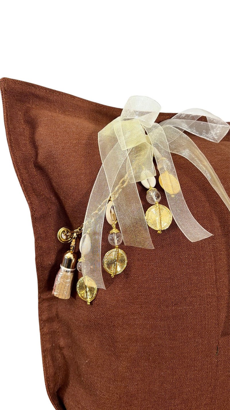 Coussin terracotta profil avec pampille signature MIYA poids Ashanti et perles