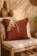 Coussin terracotta avec pampille signature MIYA poids Ashanti et perles, ambiance riad bohème chic