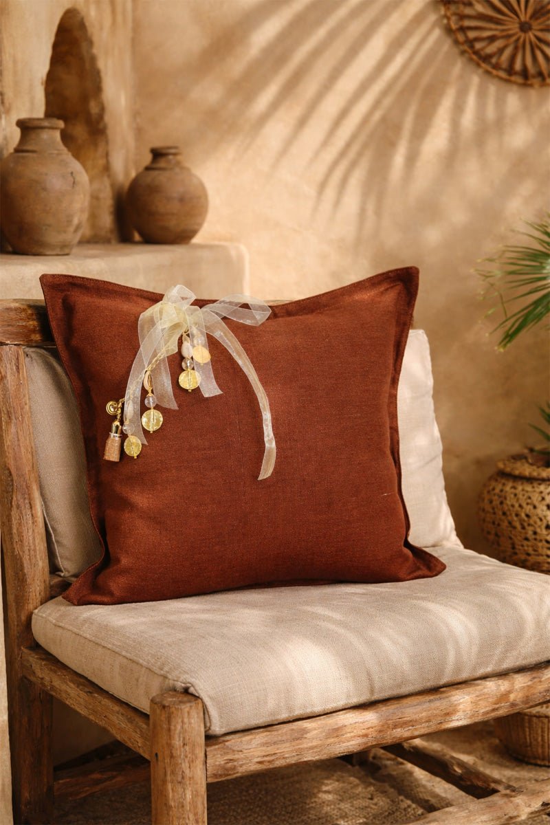 Coussin terracotta avec pampille signature MIYA poids Ashanti et perles, ambiance riad bohème chic