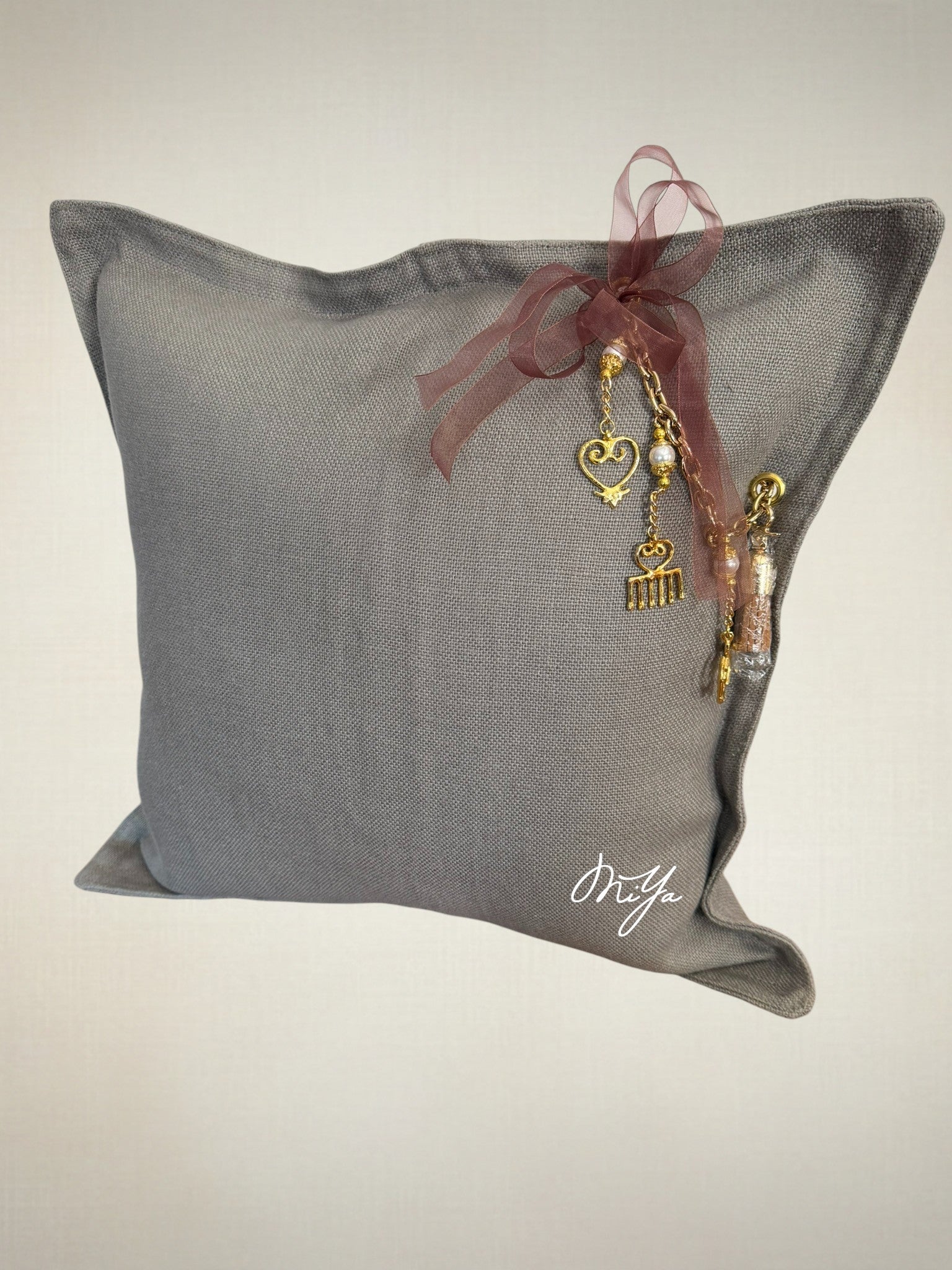 Coussin en lin gris SIERRA 50x50 by MIYA, design épuré et texture naturelle, finition artisanale avec pampille signature.