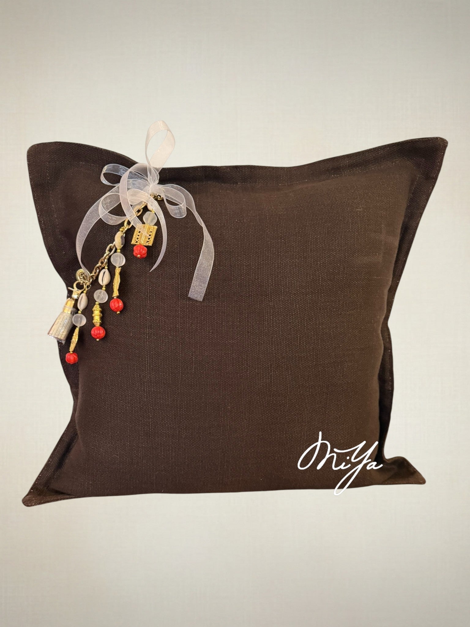 Coussin décoratif en lin marron SIERRA by MIYA, texture naturelle du lin et finitions artisanales visibles.