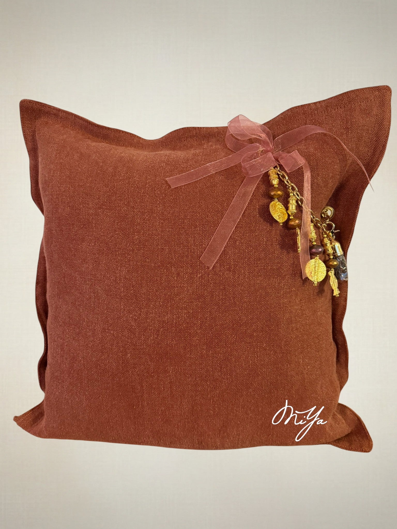 Coussin en lin rouille SIERRA by MIYA avec pampille artisanale, décoration intérieure bohème chic