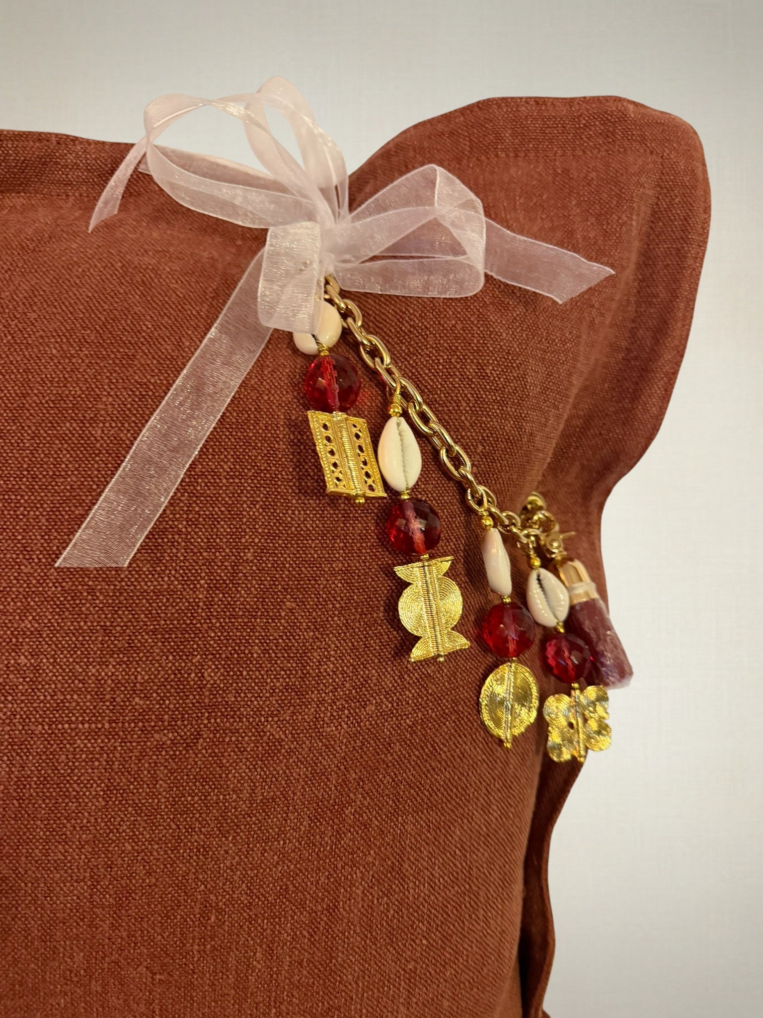 Détail de la pampille coussin en lin rouille Sierra | MIYA 