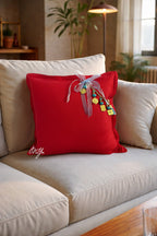 Coussin décoratif en lin rouge SIERRA by MIYA posé sur un canapé clair dans un salon lumineux, ambiance élégante et chaleureuse