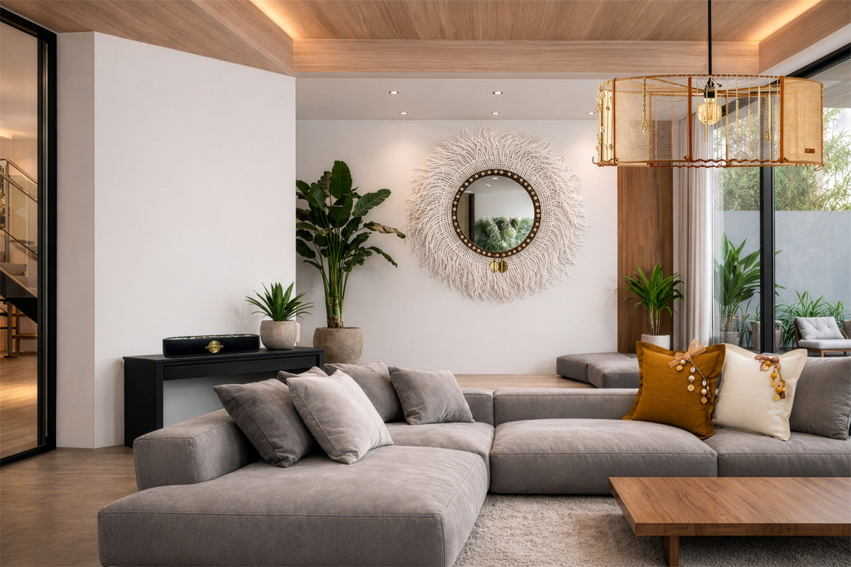 Décoration intérieure haut de gamme avec miroirs artisanaux, coussins en lin belge et objets décoratifs en fibres naturelles. Créations fabriquées à la main en France par MIYA.