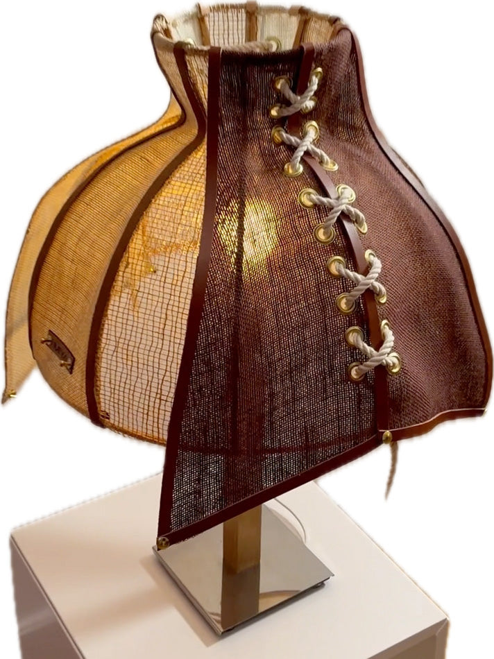 Lampe corsetée MIYA avec tissus en lin posé sur un pied 