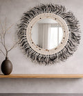 Miroir bohème chic fibres naturelles avec cauris et poids Ashanti sur mur texturé MIYA