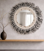Miroir bohème chic fibres naturelles avec cauris et poids Ashanti sur mur texturé MIYA