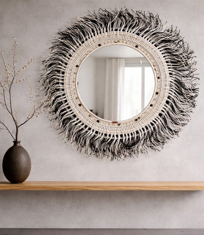 Miroir bohème chic fibres naturelles avec cauris et poids Ashanti sur mur texturé MIYA