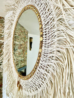 Miroir artisanal en fibres tressées avec finition dorée et tissage texturé, reflétant un intérieur lumineux – MIYA