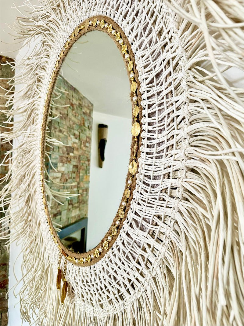 Miroir artisanal en fibres tressées avec finition dorée et tissage texturé, reflétant un intérieur lumineux – MIYA