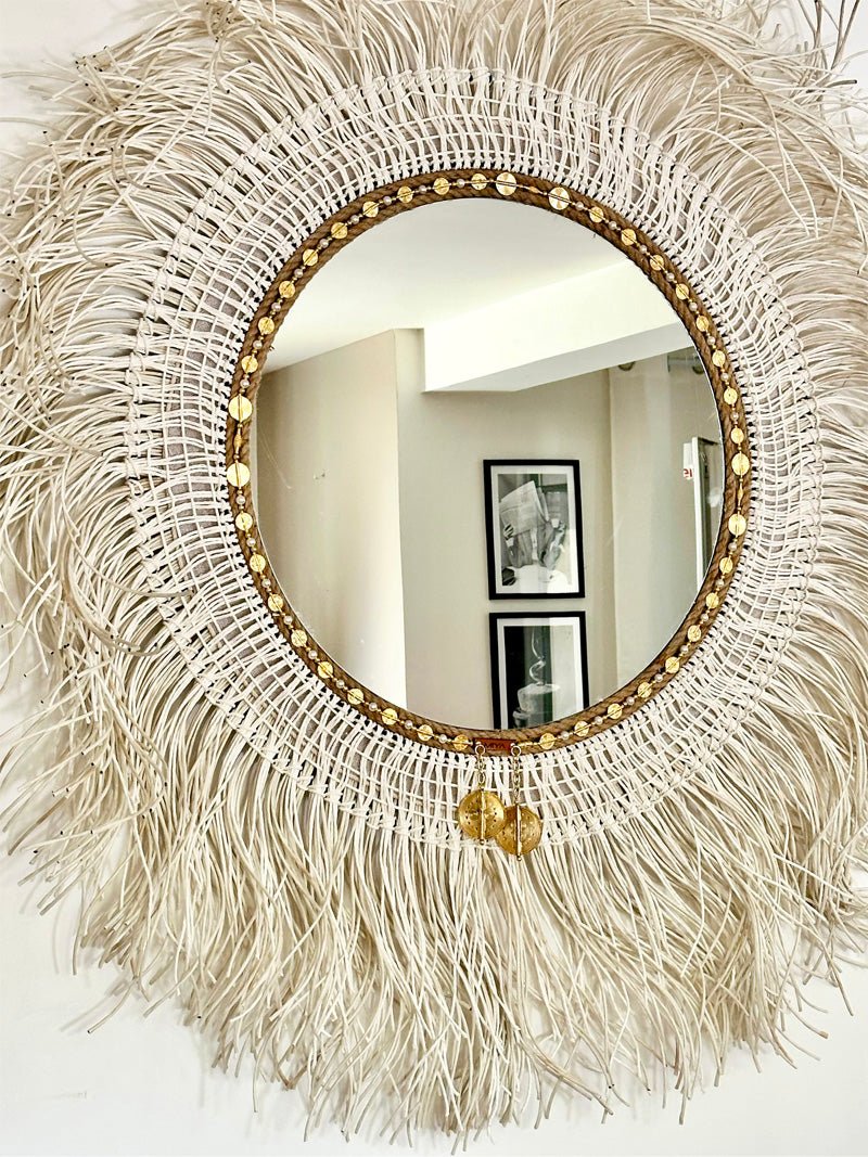 Miroir rond bohème en fibres tressées avec franges naturelles et détails dorés, pièce décorative artisanale – MIYA