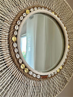 Détail d’un miroir artisanal en fibres tressées avec coquillages et ornements en poids Ashanti, tissage texturé – MIYA