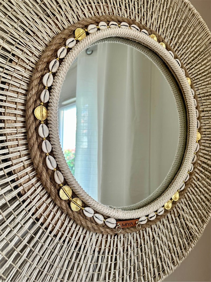 Détail d’un miroir artisanal en fibres tressées avec coquillages et ornements en poids Ashanti, tissage texturé – MIYA