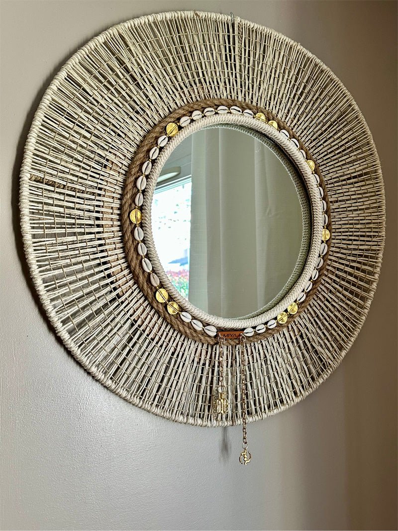 Miroir rond en fibres naturelles tressées avec coquillages et poids Ashanti, pièce artisanale bohème – MIYA