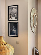 Miroir mural artisanal en fibres tressées avec poids Ashanti, vu de profil dans un intérieur bohème– MIYA