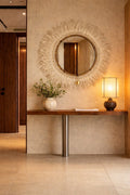 Grand miroir mural fait main en fibres naturelles tressées au-dessus d’une console dans un intérieur élégant – MIYA