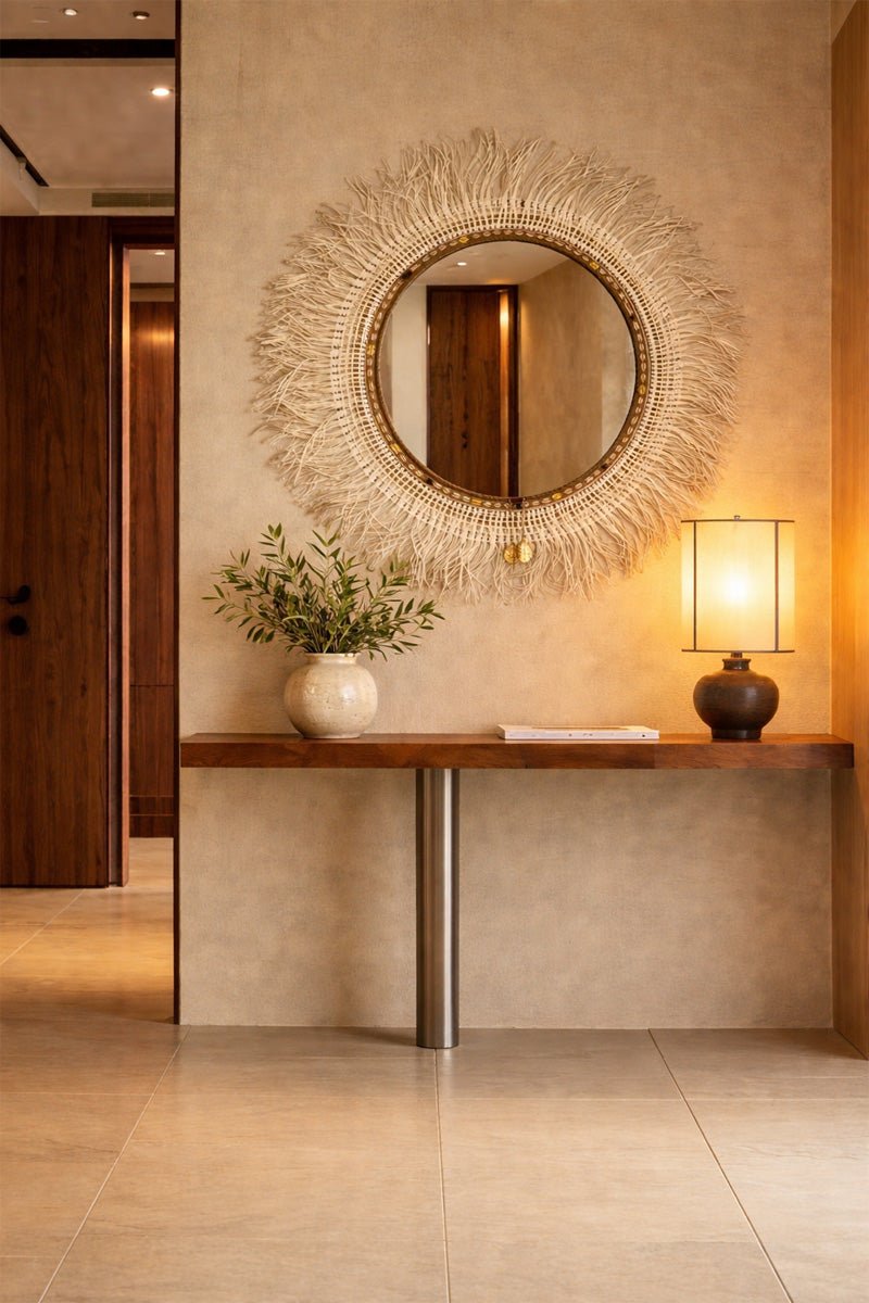 Grand miroir mural fait main en fibres naturelles tressées au-dessus d’une console dans un intérieur élégant – MIYA