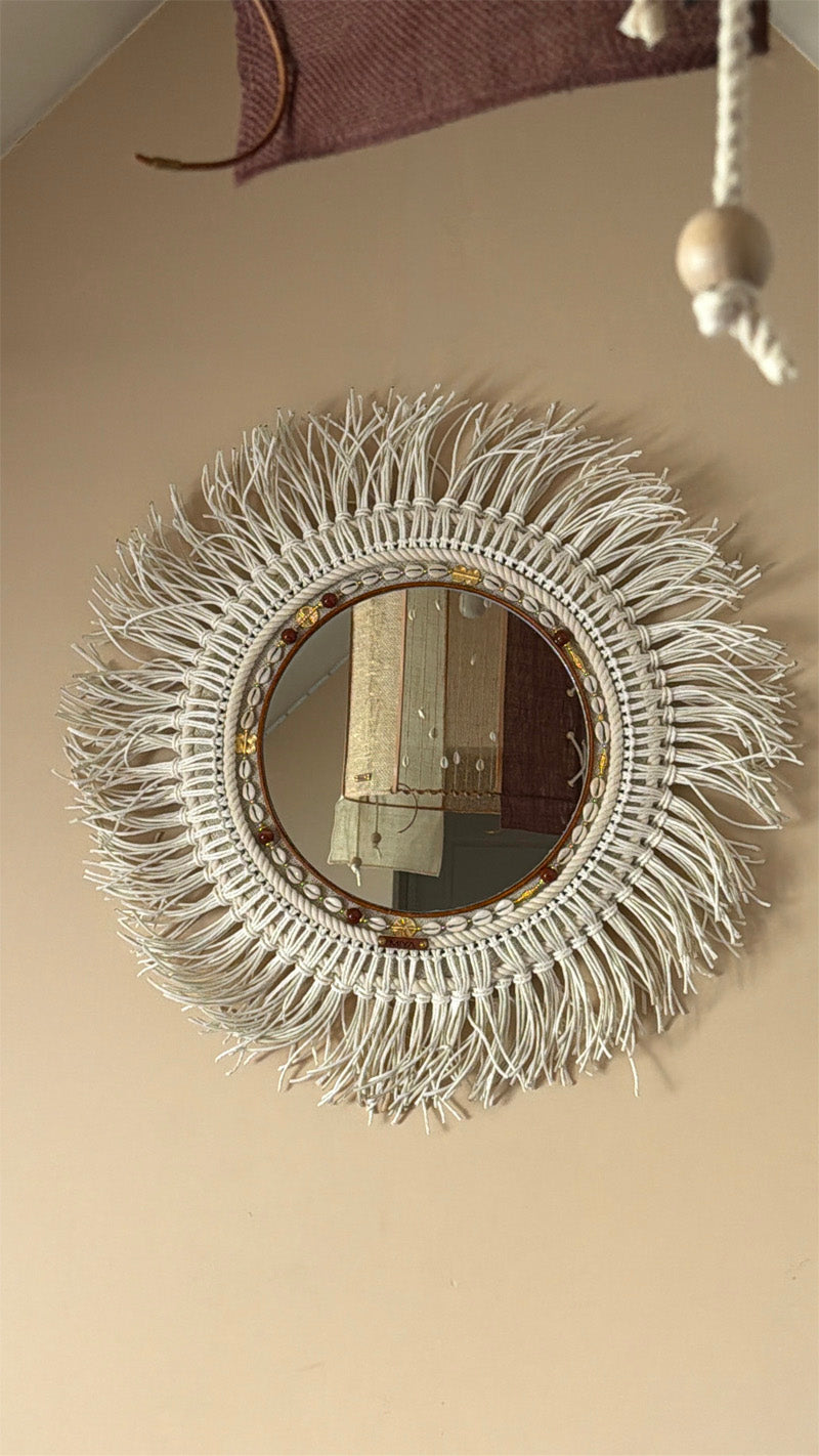 Vue d'ensemble du miroir mural UYUNI No.08 en fibres naturelles fabriqué en France.