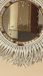 Gros plan sur le miroir rond UYUNI No.08 et ses finitions artisanales.