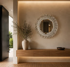 Grand miroir rond en fibres naturelles dans une entrée contemporaine