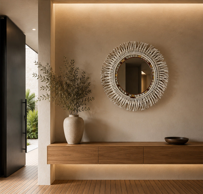 Grand miroir rond en fibres naturelles dans une entrée contemporaine