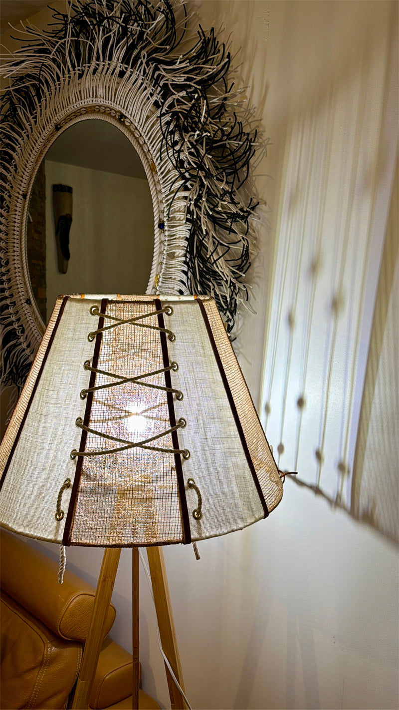Lampe VENUS MIYA allumée avec project murale de cauris